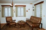 Obývací pokoj levého apartmánu, sedací souprava